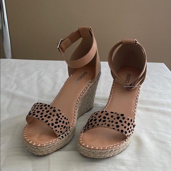 Soda Tan Leopard Animal Print Espadrille Wedges Size 9 cheetah - Picture 1 of 10